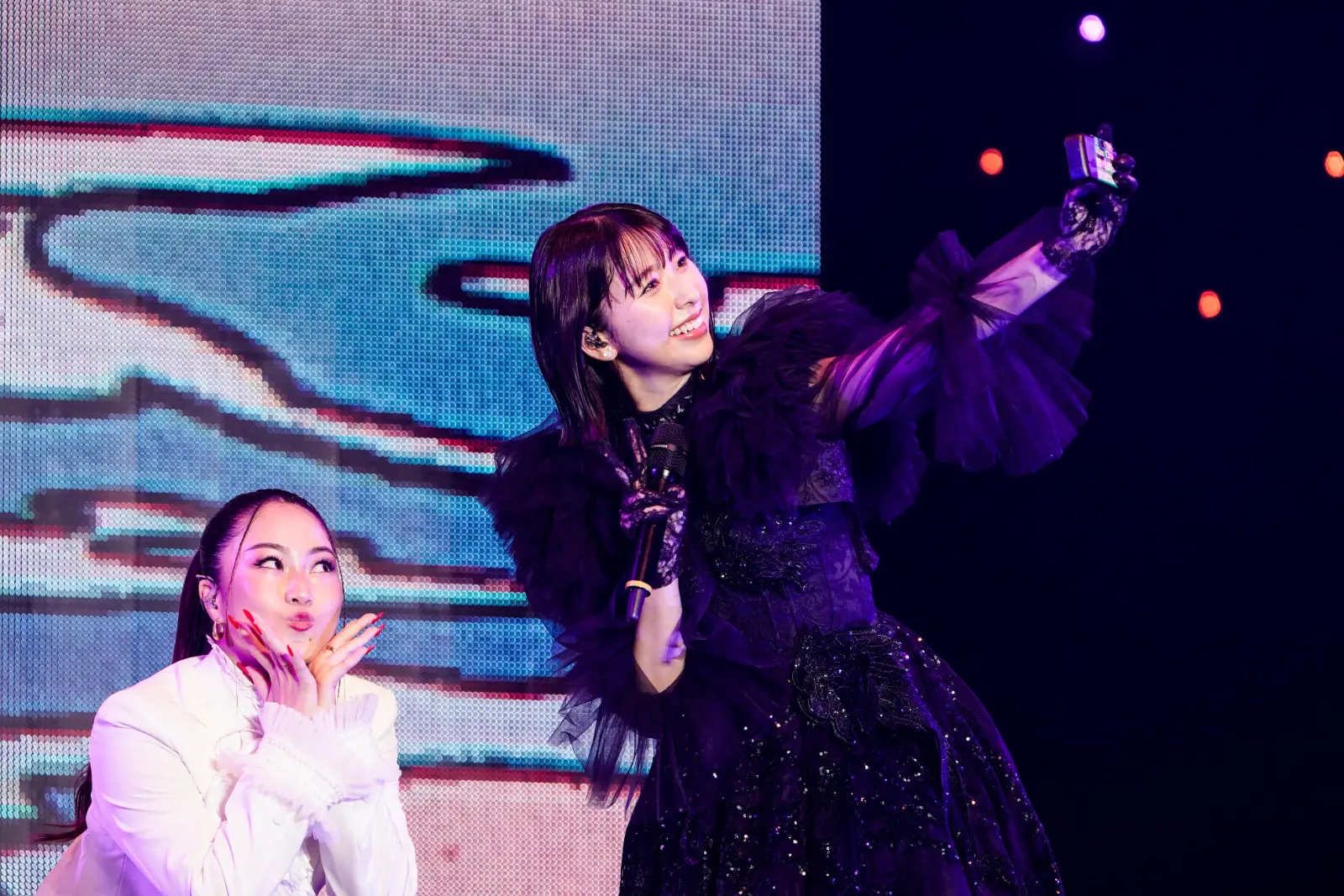 QUEEN OF STAGE」のタイトル通り、作り込まれた圧巻のパフォーマンスが