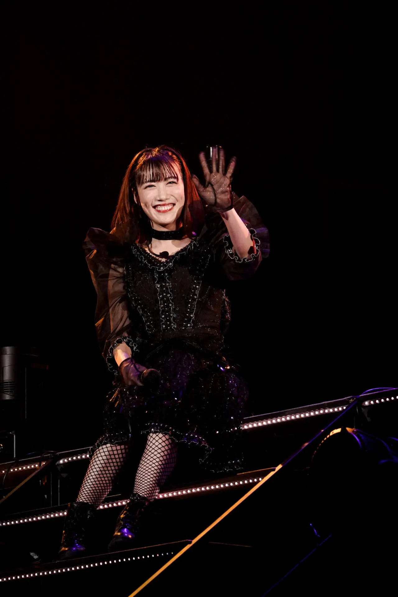 QUEEN OF STAGE」のタイトル通り、作り込まれた圧巻のパフォーマンスが