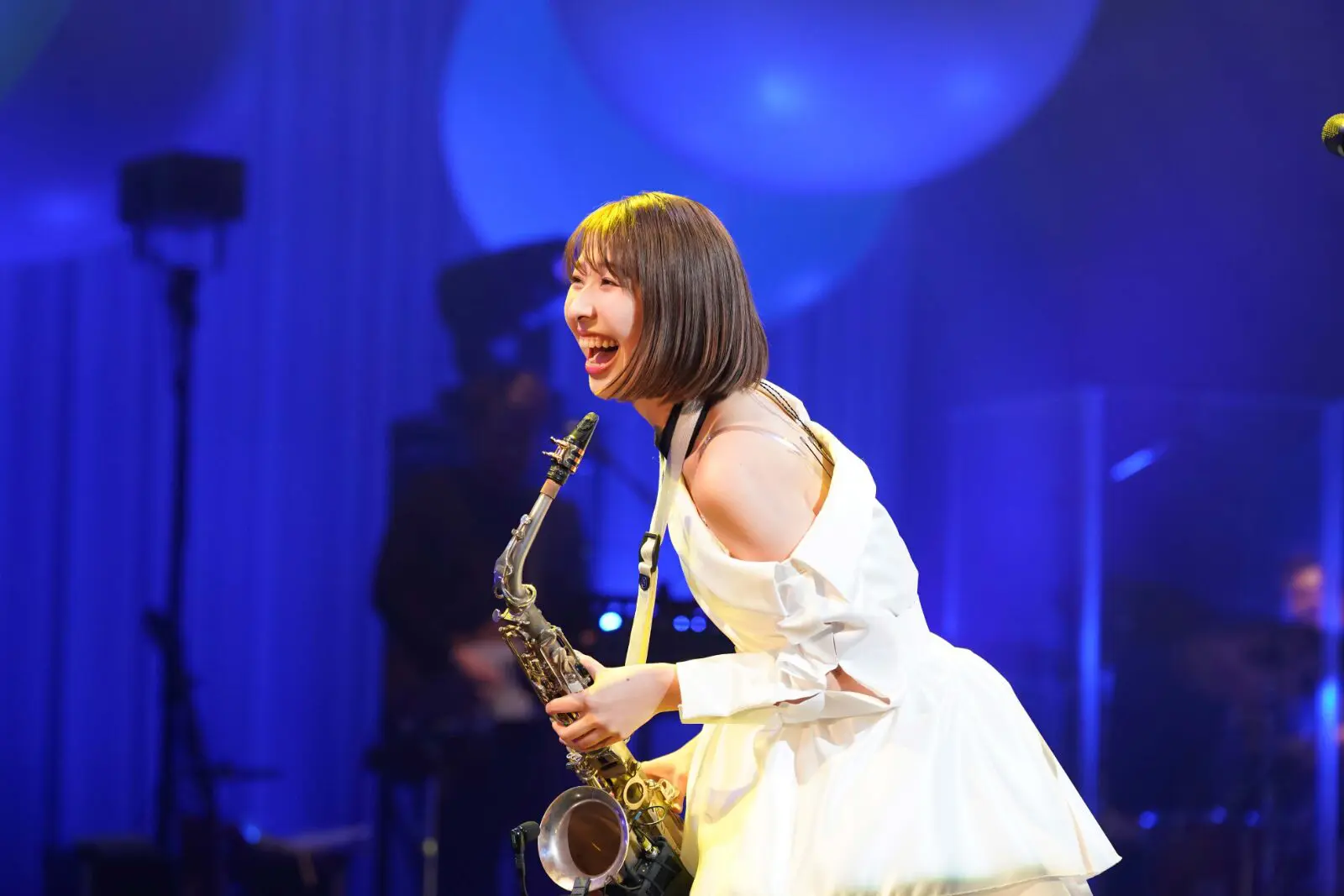 ベースはソロプロジェクト「SHIORI TAMAI 12 Colors」。ゲスト・亀田