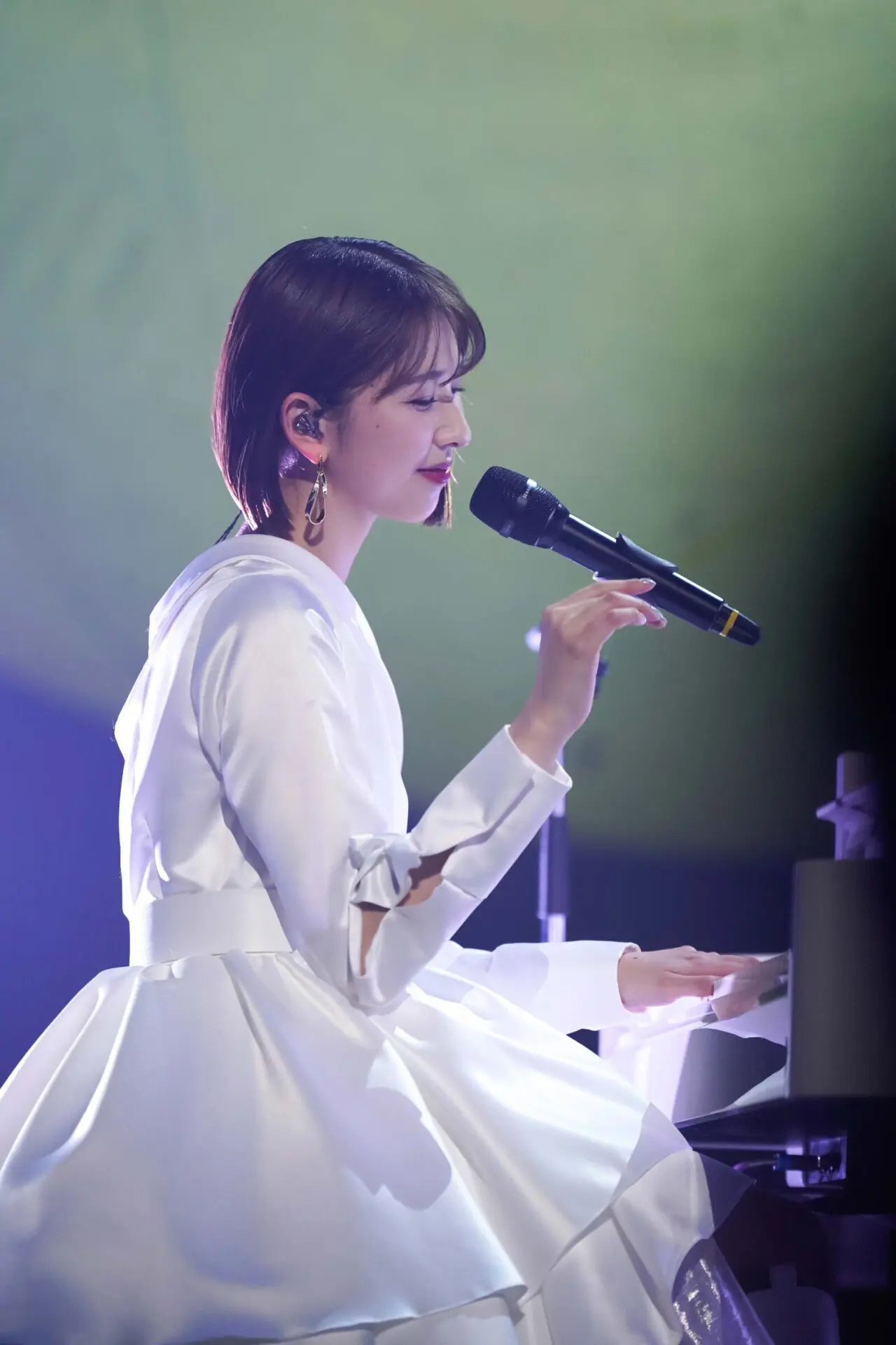 ベースはソロプロジェクト「SHIORI TAMAI 12 Colors」。ゲスト・亀田